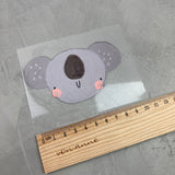 kleines Bügelbild - Koala/Verlegen im Regen